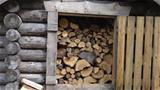 The woodshed of the Porkkalampi lean-to. Photo: AT