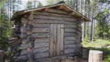 There is a woodshed made of deadwood behind the Niittypirtti hut. Photo: AT