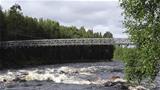 At the beginning of the nature trail, Vikaköngäs is crossed on a hanging bridge. Photo: AT